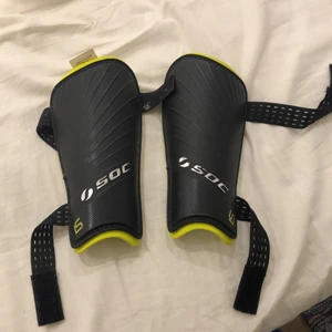 Benskydd Fotboll Strl. M  - Smalbensskydd ämnade för fotboll. Knappt använda. Mycket bra skick. 