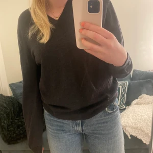 Merinoull tröja  - Säljer min fina gråa merinoull tröja från Sand. 