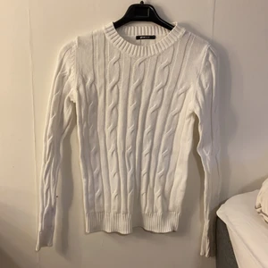 Kabelstickad långärmad tröja, Strl S - Vit stickad tröja i bra skick. Från Gina Tricot