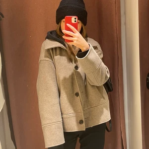 Kappa från Kappahl  - Säljer min fina kappa från Kappahl, den är en M men sitter lite större på mig som brukar ha en S. Kappan är slutsåld överallt. Skriv egna bud, blir budgivning om många är intresserade. Köparen står för frakten 66kr. BUD ÄR BINDANDE , köp direkt för 950kr🥰