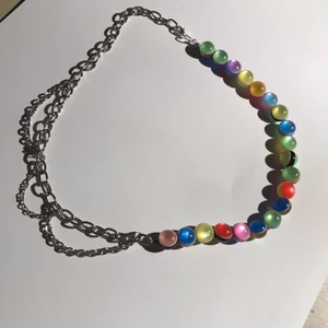 Halsband  - Halsband silver kedja, pärlor i olika färger. Går att göra längre/kortare om man vill