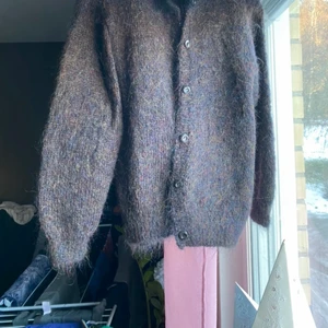 Mohair stickad tröja  - hand-gjord i Italien 🇮🇹 🤌 tröja som är trendig just nu. hårig stickad tröja med färg detaljer som visas på bilderna om ni scrollar åt sidan så syns det tydligare🧘‍♂️. den var dyr ny när jag köpte den. sätter utropspris 299 pga jag har budgivning på!