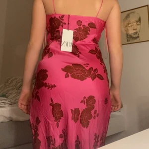 Ny zara klänning - En helt ny zara klänning som kostat 559 kr så fin på sommaren💕👙