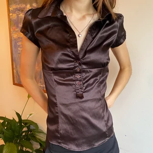 Söt brun blus från Zara🤎🤎 - Fin glänsande blus i strl S från Zara! Frakt 45kr🤎🤎🤎