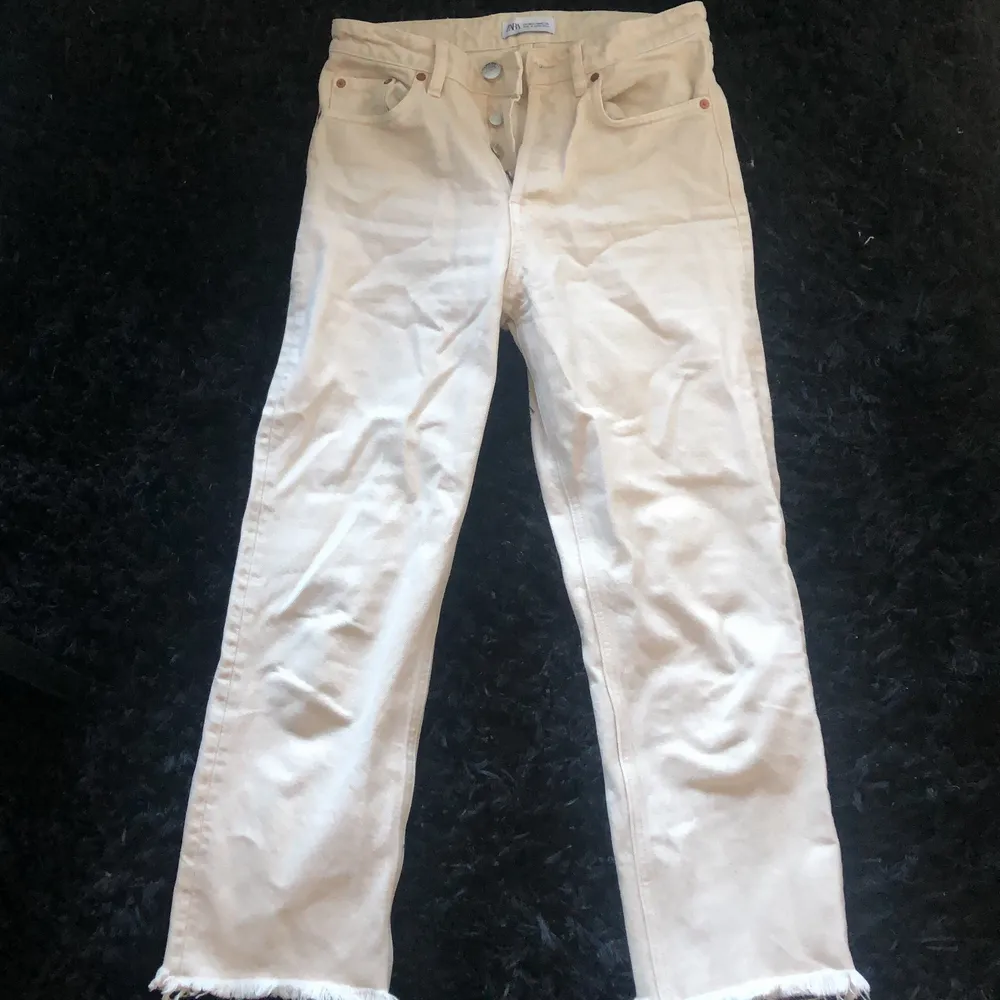 Ett par jätte snygga jeans från zara med slitningar vid fötterna. Använt bara ett par få gånger. Storlek 36. Jeans & Byxor.