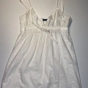 Brandy Melville klänning - Jag säljer denna sjukt söta klänning då jag inte fått någon användning för den. Vad jag vet så finns den inte kvar i deras sortiment längre och som ni kan se är den helt oanvänd med prislappen kvar! Den är köpt för 374kr i somras! Kan mötas upp i Malmö området men annars får köparen stå för frakten💗💗💗