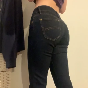 Tommy Hilfiger jeans strl 25/30 - Ursnygga Tommy Hilfiger Jeans i strl 25/30 som formar en jätte fint. Dem är lowwaist och är i väldigt bra form. Lister tight där uppe och löst där nere. Säljer om jag får bra bud.❤️❤️