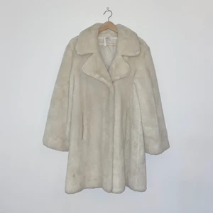 Vit fuskpälskappa - Kappa i vit fuskpäls! Köpt second hand.