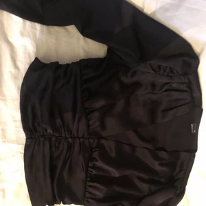 Svart silkesliknade blus Gina tricot - Så snygg silkesliknade sidenblus från Gina tricot. Strl 38 men passar även 36