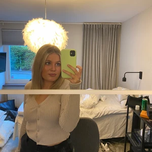 Hm tröja - Säljer jättefin tröja från hm som jag verkligen gillat. Så fin till svarta jeans och den är verkligen fin året om😊😊