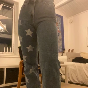 Weekday rowe jeans - Sktsnygga weekday jeans i modellen rowe, dom är målade på och lite ”omgjorda” sitter väldigt bra och på mig som är 171 så är dom nästan precis vid hälen! 