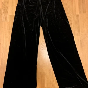 vida byxor från ginatricot - vida byxor från ginatricot i bra skick. nypris ca 300kr. köparen står för frakten🥰