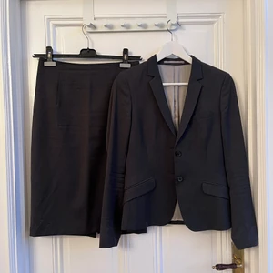 Mörkgrå Tiger kostym storlek 36  - Klassisk kostym från Tiger i fint skick, använd ett fåtal gånger. 