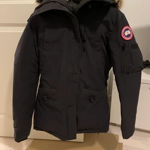 Canada gose i storlek S - Säljer min Canada jacka då den har blivit tyvär för liten för mig. Har använt en vinter.