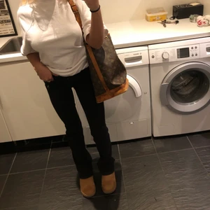 Svarta bootcut - As snygga bootcut som går att klä upp superbra, väldigt bekväma. Dem är superstretchiga så passar folk mellan xxs-s. Säljer för dem kommer aldrig till användning💖