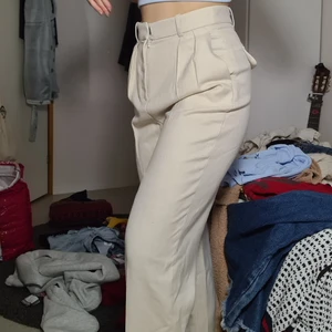 Beige kostymbyxa - Från hm, väldigt sparsamt användning. Säljer för att jag redan badar i kostymbyxor