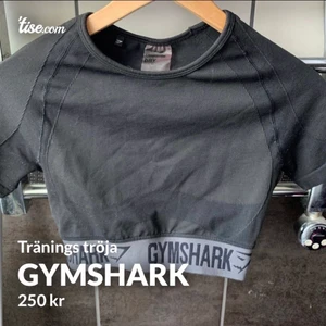 Gymshark top  - Säljer denna moderna svarta croppde tränings tröjan från Gymshark i Storlek M! Knappt använd och mycket bra kvalitet! Tight fit (passar S/M beroende på önskad passform) vid frågor hör av dig❤️
