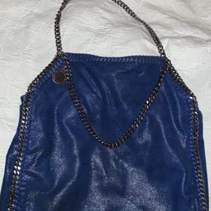 Säljer min ÄKTA Stella McCartney väska i mörkblå eftersom den inte kommer till användning, knappt använd och i nyskick. Kan tänka mig gå ner i pris vid snabbt köp, dustbag kommer såklart med💗