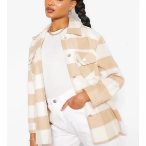 Skjort jacka - Säljer denna skjort jacka från booho i storlek 36! Den är i bra skick och inte använd så många gånger! Den är i riktigt bra skick! Köparen står för frakten!