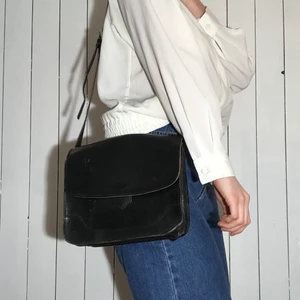 Svart läderväska  - Köpt secondhand! Litet jack uppe i hörnet, men inget man tänker på i dagsljuset (bygglampa i rummet som gör att det framhävs mycket mer). Har därför gått ner lite i pris dock! 
