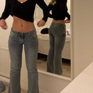 Supersnygga lågmidjade jeans ifrån brandy Melville i modellen 90s brielle ❤️ storlek small passar en 36 (mått står på deras hemsida) 