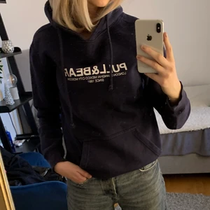 Hoodie  - Mörkblå hoodie från pull&bear herravdelning.