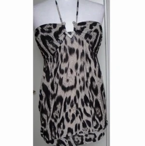 20s topp -  Leopard mönstrad 20s klänning/ topp, i min åsikt kan man använda både som topp och klänning då den är ganska kort, men såklart beroende på stil o önskad passform.🥰 den e otroligt unik, iconic i 90s- 20s fashion, så så snygg nu till nyår och sommar ! hör av er för frågor osv !<3 