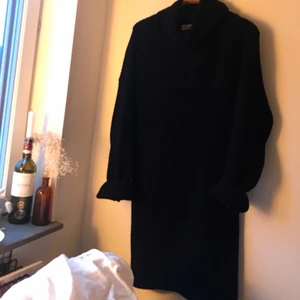 Stackad klänning från Madlady - En helt oanvänd stickad klänning från madlady. Nypris 449. Strl S men mer som medium då den är oversized