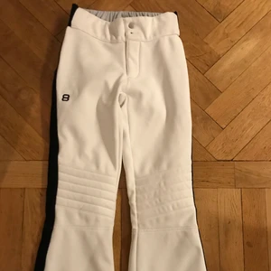 Skidbyxor 8848 Altitude modell Annbell - Skidbyxor i bra skick, 8848 Altitude, modell Annbell,   storlek 150, modellen finns i butik men helt slutsålt i denna storlek. Nypris 799 kr. Säljes för 450 kr exkl frakt