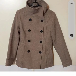Jacka  - Säljer en brun fin jacka från H&M då den inte kommer till användning, inga fel med den och tar bara emot kontanter, nypris 200