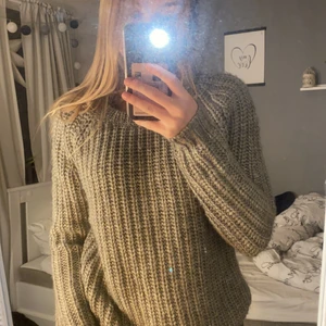 Grå stickad stl 34 - Grå stickad tröja i stl 34, den är rätt så lång för att vara en stickad tröja i min smak iallafall, sitter lite tight runt armarna. Aldrig använd