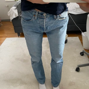 Levis 501 - Funderar på att sälja dessa levis 501! Herrstorlek 29/31 men insydda i midjan för att passa mig som brukar ha ca 25 eller 34 i zarajeans. Jag är 169 cm för referens! Lite snea i bak, se bild 2, därav priset💕💕 ingen budgivning, först till kvarn!