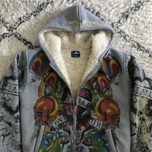 Ed hardy likande fluffig hoodie - Säljer min skitsnygga hoodie med tryck över hela tröjan då jag behöver pengar😫 jätte gosig med fluff och silke innuti. Liknar ed hardy tröjorna och är i märket Ready Point. Jättefint skick❤️ Storlek L❤️ funkar som både hoodie och jacka. Buda från 400