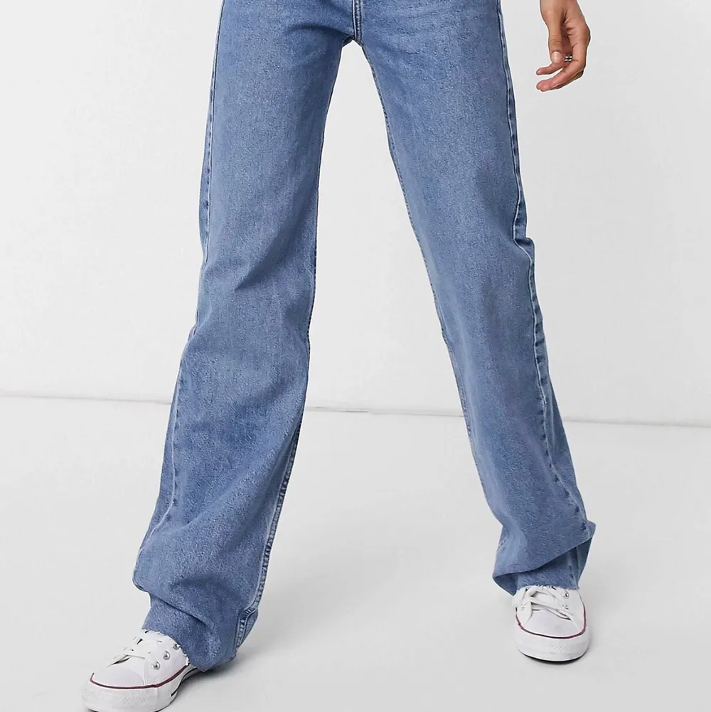 ”Mellanblå dad jeans” från Pull&Bear i storlek 42! (Slutsålda på ASOS) Säljer eftersom de inte längre passar mig. Skulle säga att de är en aning mörkare i färgen. Köpte står för frakt!💕. Jeans & Byxor.
