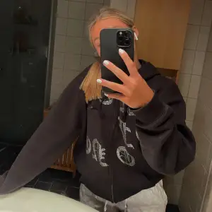 ✨Intressekoll✨på min fina one of one hoodie. Den är i väldigt bra skick med alla stenar kvar, köpt i sommars för 1500kr men aldrig fått någon riktig användning av den. Kom med egna bud.