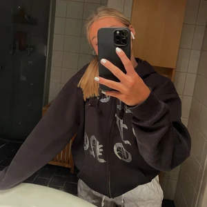 One of one hoodie  - ✨Intressekoll✨på min fina one of one hoodie. Den är i väldigt bra skick med alla stenar kvar, köpt i sommars för 1500kr men aldrig fått någon riktig användning av den. Kom med egna bud.