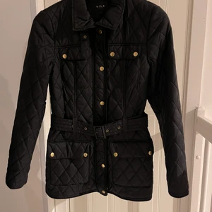 VÅR/HÖST JACKA  - En fin höst/vår jacka som är i fin skick knappt använd. Passar en s-m