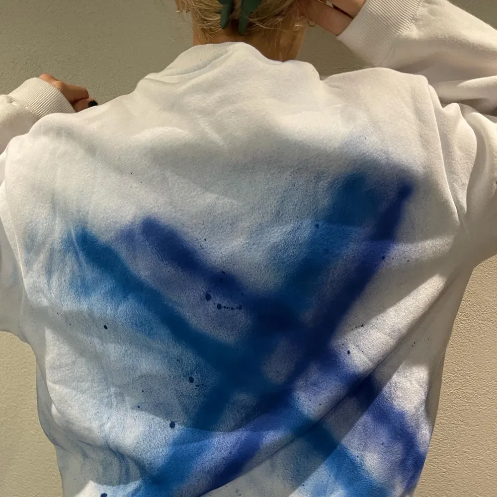En unisex sweatshirt med blåa detaljer 💙😍. Tröjor & Koftor.
