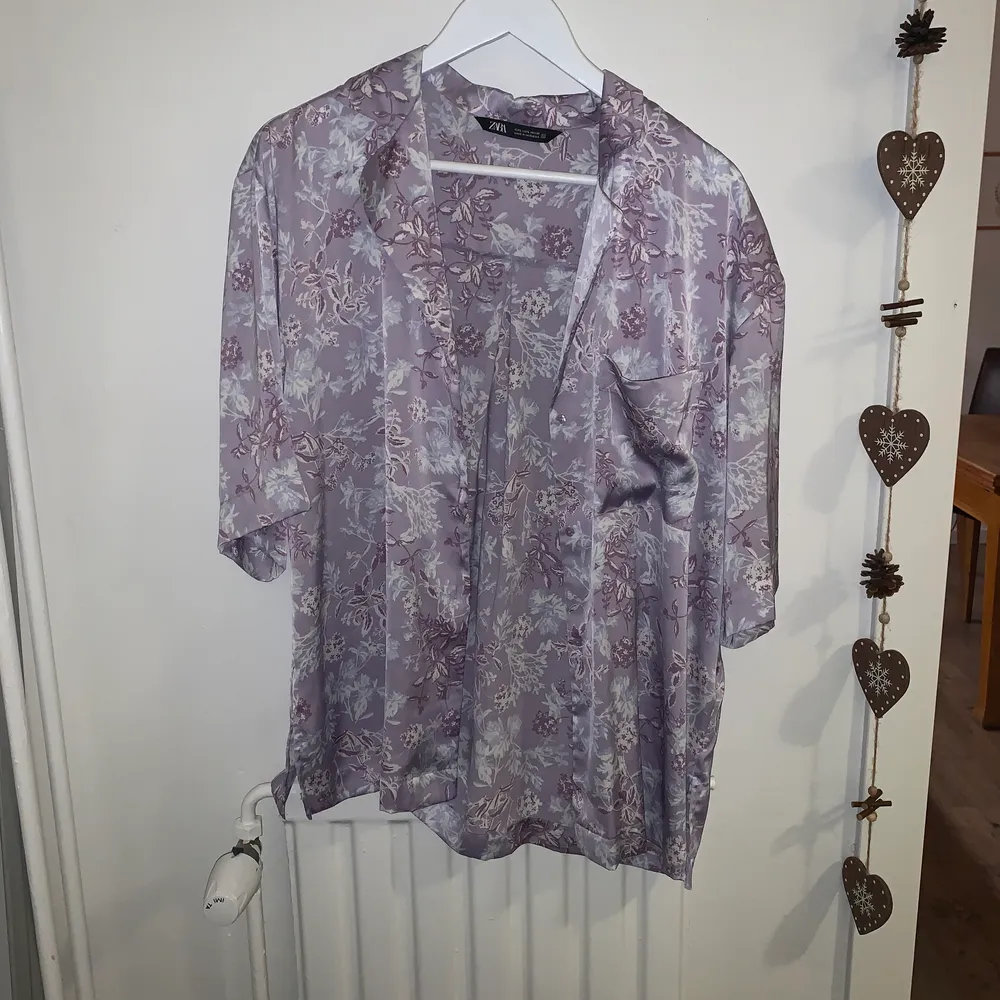 Lila skjorta från Zara. Inte min stil längre, aldrig använd förutom hemma för att prova. Silkig och mjuk. Paidat.