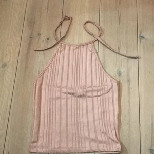Knyt topp - Super fin snygg knyt topp, strl: XS från monki men är rätt stretchig och världens fina råsa färg💗 köparen står för frakten