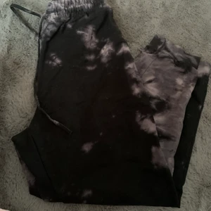 Mjukisar från boohoo storlek 42 - Fräna mjukisar inga fickor. Storlek 42 men jag som är s/m kan ha dom å då sitter dom bra.