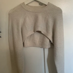 Stickad croppad tröja - Beige croppad tröja från hm. Använd fåtal gånger men kommer aldrig till användning. 
