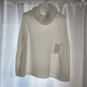 Vit stickad poncho (XS), 95 SEK - Oanvänd mysig poncho från Bubbleroom (alla lappar sitter kvar). Materialet är stretchigt och ponchon är en aning större i storleken. Jag är 163 lång och brukar vanligtvis bära strl S-M. 🥰