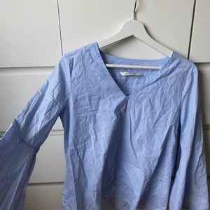 Blus från Zara!! - SuperSÖT blus från Zara! Lite skrynklig på bilderna men väldigt fin! ✨✨✨✨😮‍💨😮‍💨😮‍💨