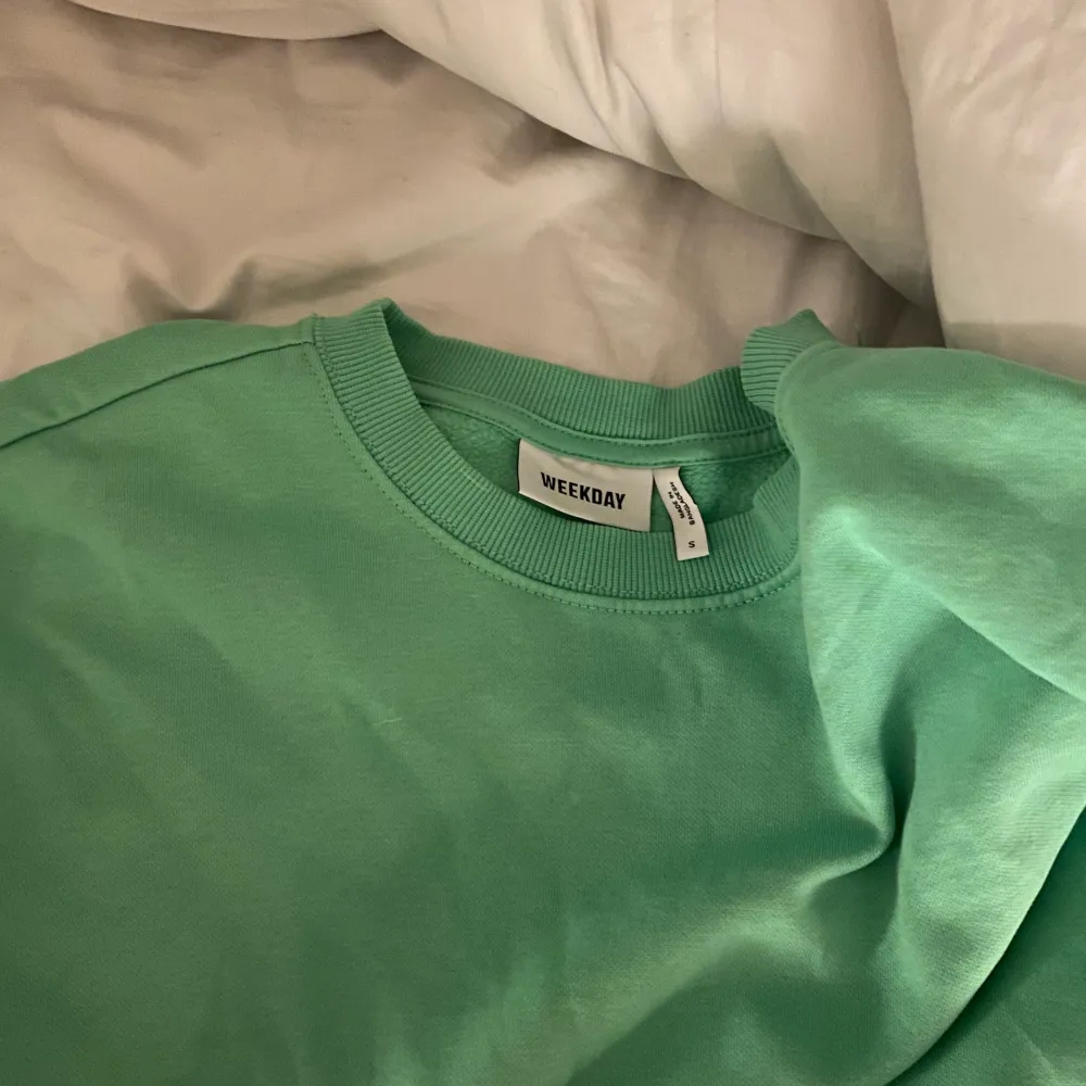 Säljer denna snygga gröna tröja från Weekday. Storlek S. Jätte fint skick! Hör av er om ni är intresserade🥰 frakt ingår ej i priset . Tröjor & Koftor.