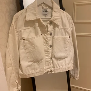 Zara - Vit jeansjacka från zara, croppad och lite oversize