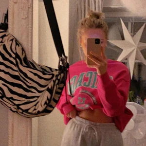 Collegetröja  - Jätte fin tröja. Helt ny. Frakt tillkommer 🥰