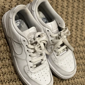 Nike Air Force 1 - Fina skor, använda fåtal gånger på grund av att det var fel storlek. I fint skick. Kan mötas på söder) kan också skicka men måste lägga in frakt alternativ, vi får diskutera det om ni är intresserade. Dem är lite mindre i storleken så dem skulle kunna pass 37,5 också.
