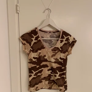 Camouflage t-shirt  - V-ringad t-shirt i strl S i fint skick och snyggt tryck bak. 