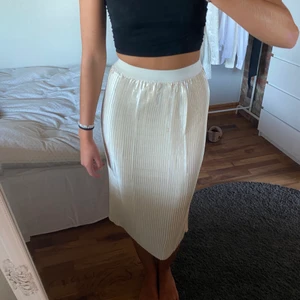 Kjol - Säljer denna jätte fina plicerade kjol i en magisk pärlfärg🍑✨buda privat! 